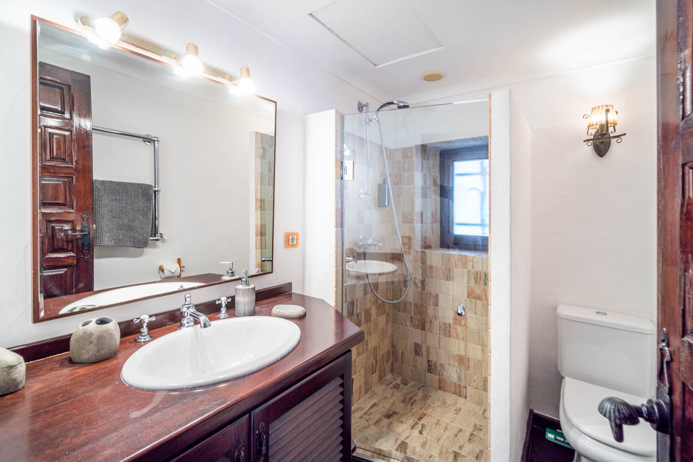 Baño compartido con 2 habitaciones en ala este